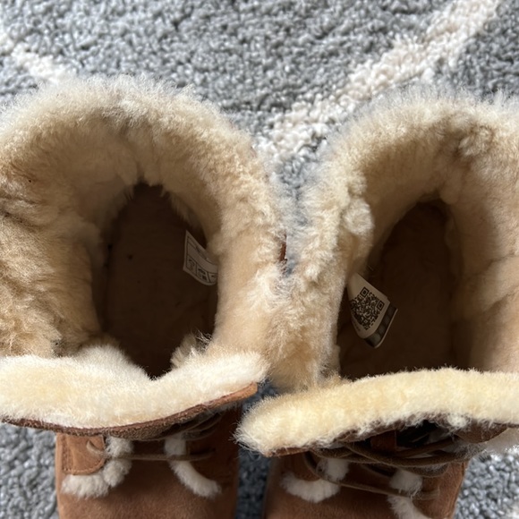UGG Quincy Women’s Twinface Sheepskin Lace Up Booties - Size 7 - Picture 15 of 16